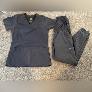 Grey wonderwink maternity scrub joggers/ xs stretchy material top